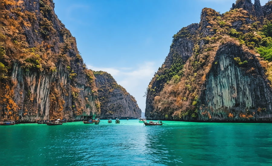 La celebre baia circondata da alte scogliere calcaree di Koh Phi Phi Leh