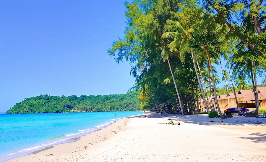 La bellissima Klong Chao Beach a Koh Kood con acque trasparenti