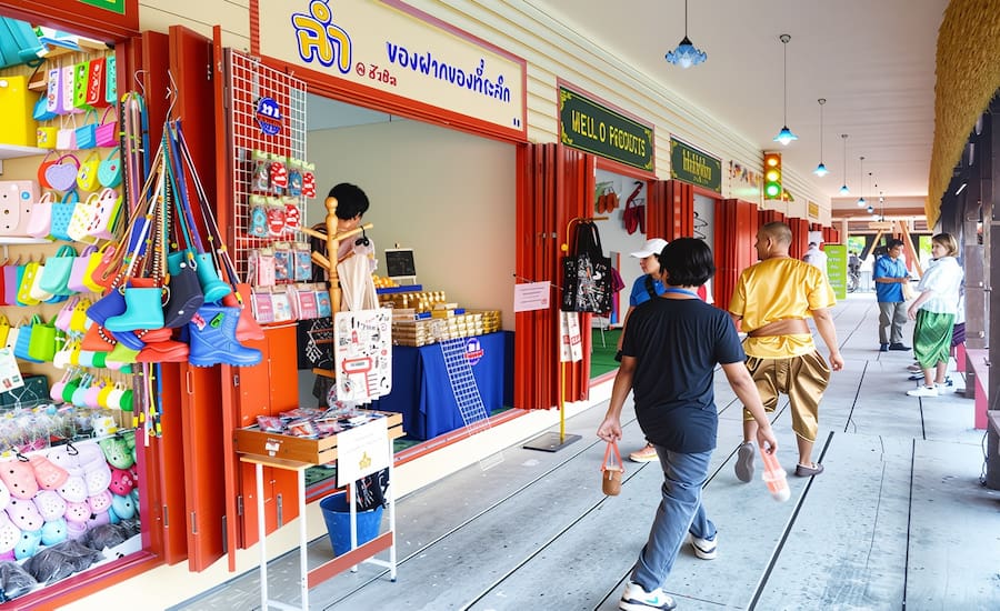 Negozi di souvenir a prezzi accessibili al Mercato Galleggiante di Sam Phan Nam