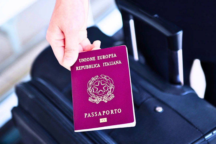 Un passaporto con carta d'imbarco pronto per un viaggio in Thailandia.