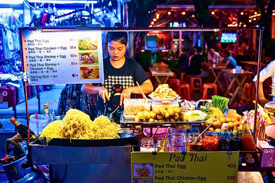 Un piatto di autentico Pad Thai preparato al momento in un mercato notturno thailandese.